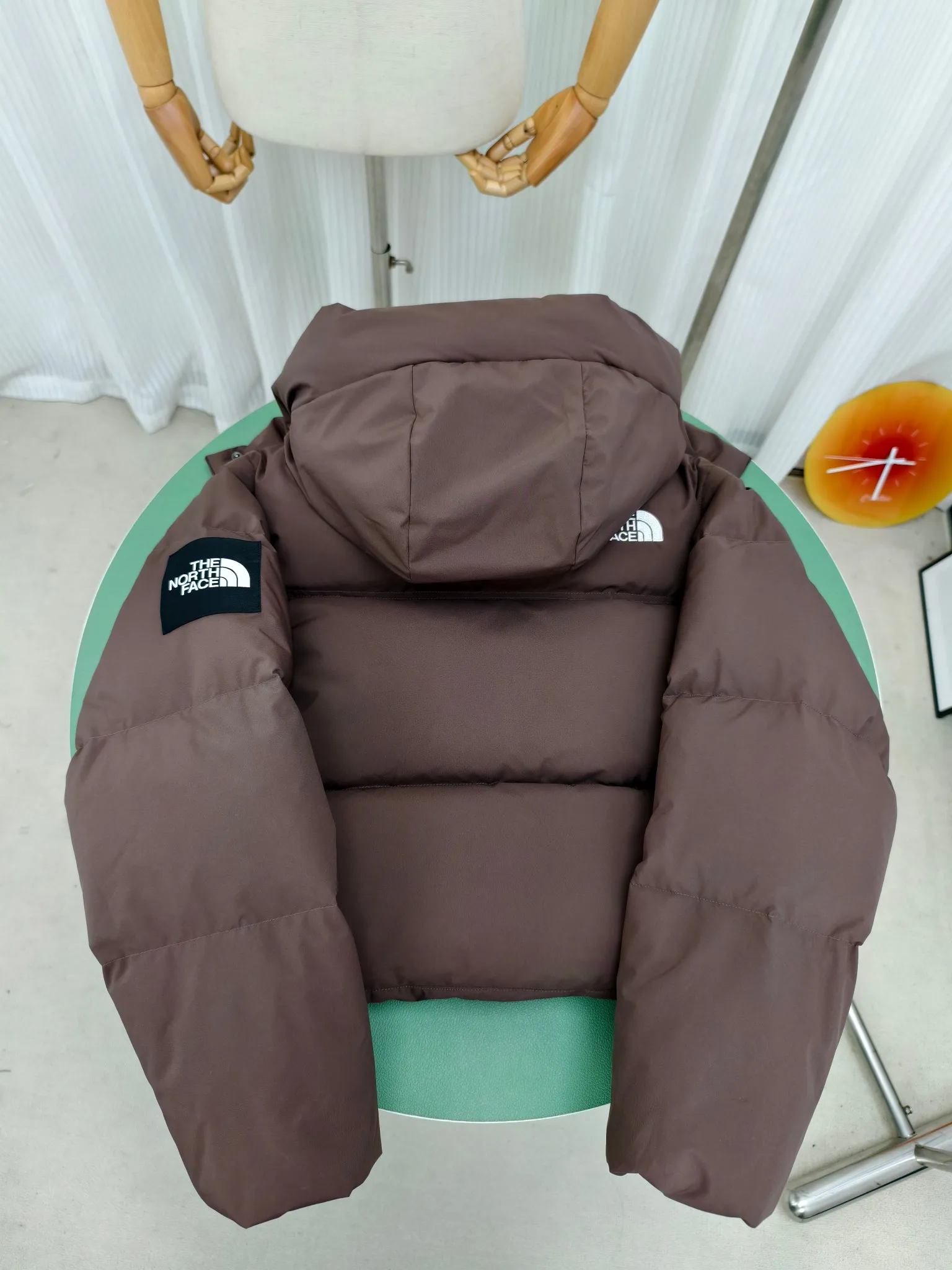 Women's model 💰P380 Style number: Y 165 The north face 🇰🇷Korean limited edition 2-in-1️⃣ short shoulder sleeve down jacket. Made of windproof fabric and high-density physical wind barrier, it can effectively reduce heat loss due to convection while also protecting the body's microclimate. The interior is filled with extremely fluffy duck down, which has high energy-keeping properties and is lightweight and warm. Two-wear design, the sleeves can be attached and removed at will through the wrap-around zippers on both sides, and the jacket turns into a vest in an instant, making it a two-wear suit, suitable for changing seasons. The embroidered brand LOGO is smooth and fine, full of texture and more recognizable. The hem is adjustable and has a built-in drawstring buckle, which can be adjusted and retracted at will, allowing for more dressing possibilities. (Sleeves are removable) Color: Brown Black White Size: XS-XL